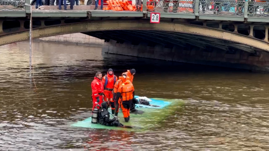 Автобус с пассажирами упал в реку после ДТП в Петербурге