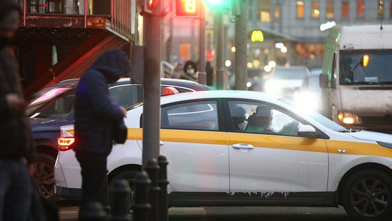 Такси в России предложили освободить от средств контроля усталости водителей