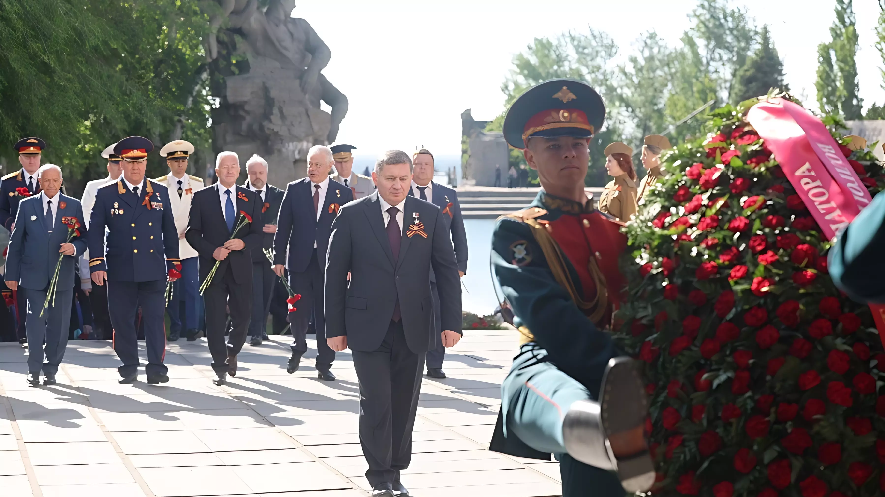 День Победы начался в Волгоградской области с возложения цветов на Мамаевом кургане